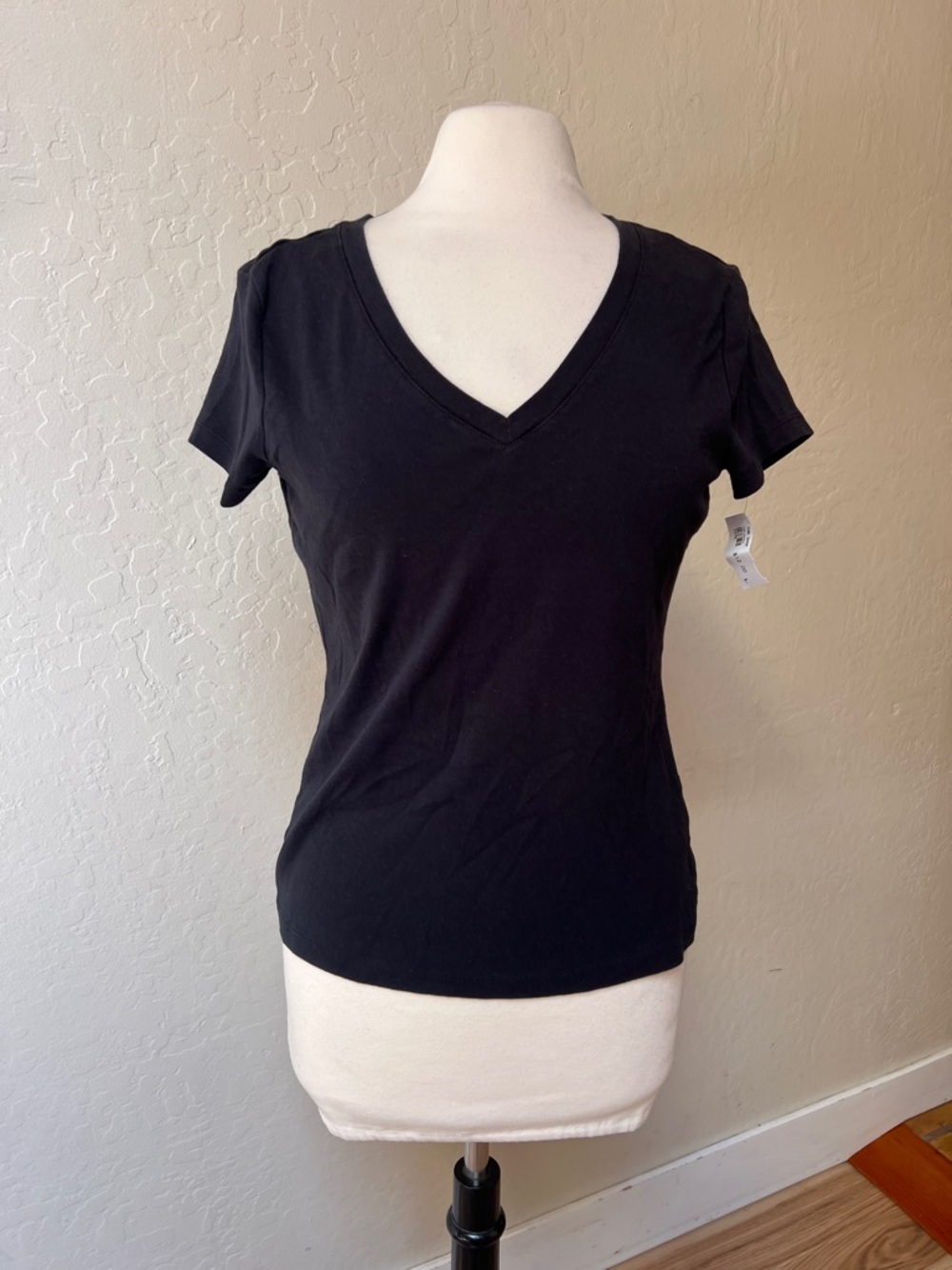 Caslon v neck tee